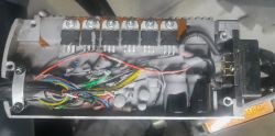 Wnętrze sterownika e-roweru z widocznymi przewodami i komponentami elektronicznymi.