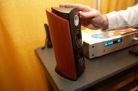 Czy wszystkie głośniki kina LG HT762TZ powinny być aktywne?