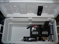 Radio stereo w lodówce turystycznej