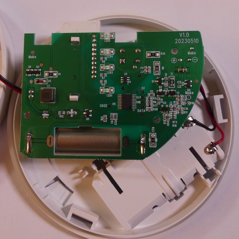 Płytka PCB z elektroniką wewnątrz obudowy urządzenia, oznaczona V1.0 20230510