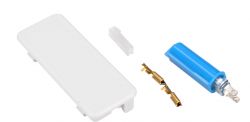 Zestaw części elektronicznych, w tym niebieski czujnik, biały adapter i metalowe złącza.