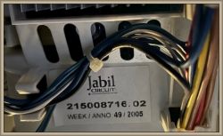 Tabliczka znamionowa Jabil Circuit z przewodami w pralce.
