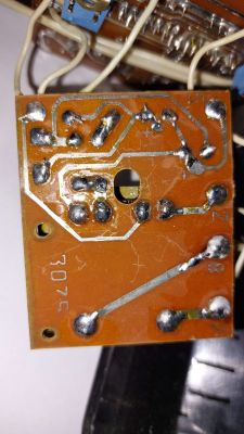 Widok płytki PCB z lutowanymi ścieżkami i oznaczeniami punktów 1, 2, 3, 4, 7, 8