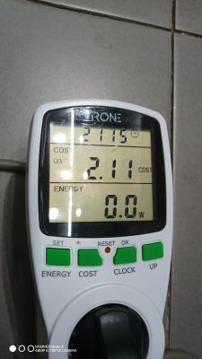 Miernik energii pokazujący pomiar prądu i mocy dla płyty Beko.