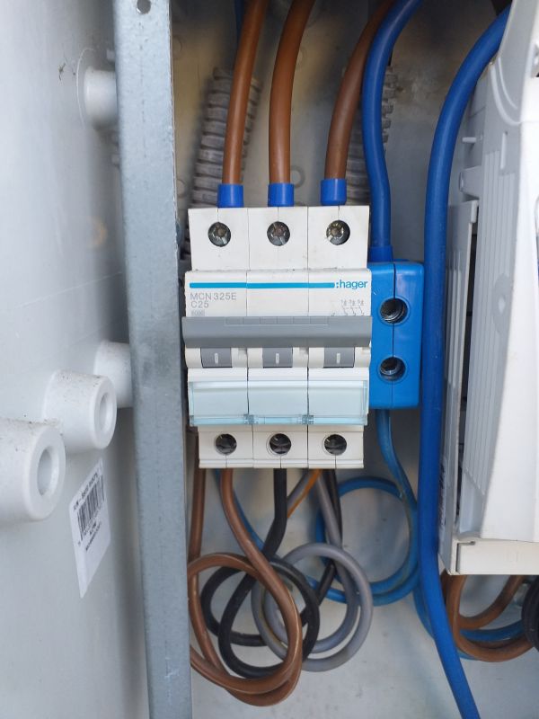 Voltage Absence in B25 Overcurrent Circuit Breaker: A Look into 3-Phase Power Failure