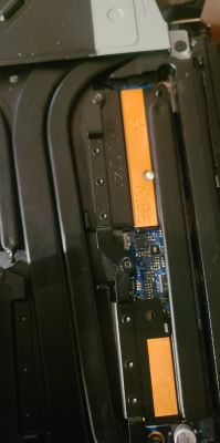 Widok wnętrza laptopa z widocznym chłodzeniem i fragmentem płyty głównej, śruby mocujące oznaczone numerami.