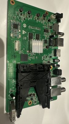 Wyczyszczona zielona płytka drukowana z różnymi komponentami elektronicznymi.