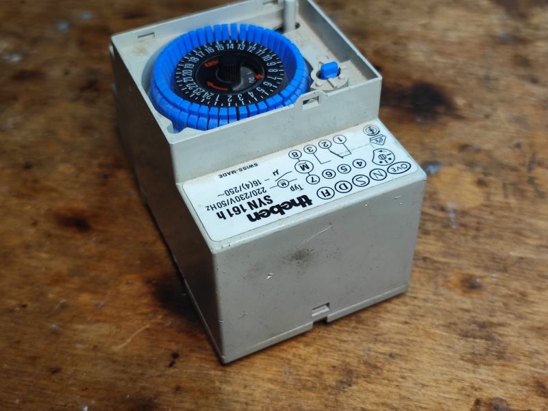 Wnętrze mechanicznego programatora czasowego Theben z tarczą segmentową.