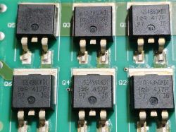 Zbliżenie na sześć tranzystorów GS4B60KD1 na zielonej płytce PCB