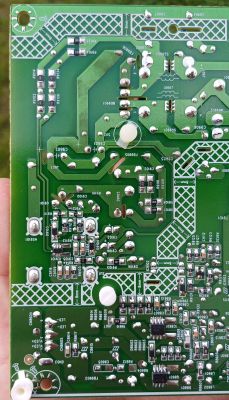 Widok tylnej części płytki PCB z elementami elektronicznymi i miejscami na dodatkowe komponenty.