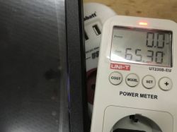 Power meter showing 0.0 W next to a black monitor corner
