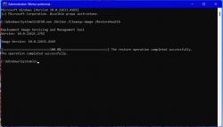 Okno wiersza polecenia pokazujące zakończoną operację DISM.exe.