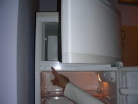 Dlaczego lodówka Candy CPD240 TYP24 grzeje się między komorami?
