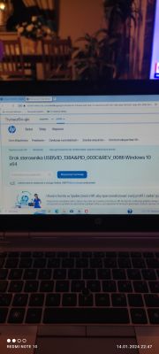 Laptop z otwartą stroną internetową HP na temat brakującego sterownika USB w Windows 10.