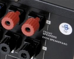 Złącza głośnikowe amplitunera Philips FR-985 z oznaczeniem minimalnej impedancji głośników.