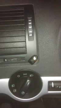 Czy urządzenie w aucie firmowym to podsłuch? Rozpoznanie sprzętu na zdjęciu