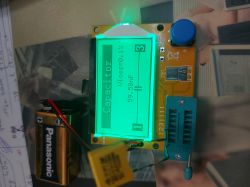 Tester elektroniczny z wyświetlaczem LCD pokazującym parametry kondensatora.
