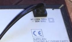 Napis na urządzeniu z informacją o zasilaniu: AC 230V, 50Hz, 30W MAX.