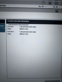 Zrzut ekranu z programu diagnostycznego pokazujący niskie ciśnienie paliwa w aucie BMW.