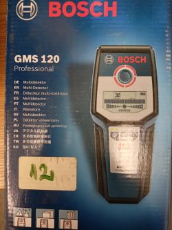 Opakowanie wielofunkcyjnego detektora Bosch GMS 120.