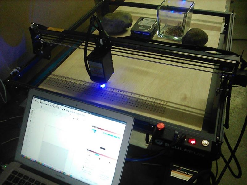 Laptop i laserowa wycinarka używana do cięcia sklejki.