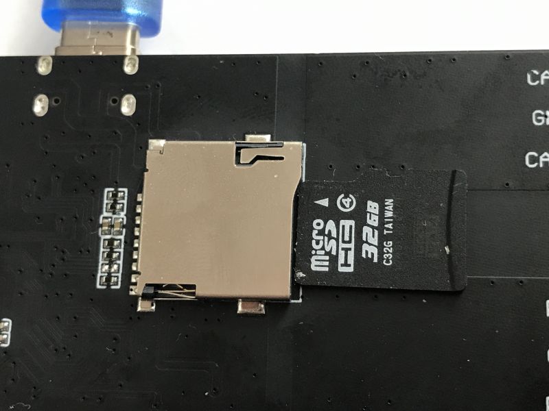 Zbliżenie na slot microSD z częściowo wsuniętą kartą 32 GB na płytce T-CAN485