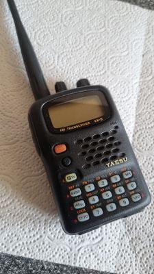 Ręczny transceiver Yaesu VX-5 z anteną, leżący na białym ręczniku papierowym