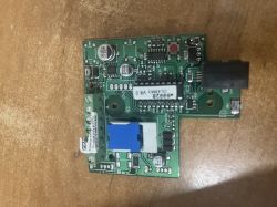 Płytka elektroniczna unifonu Fermax na drewnianym tle