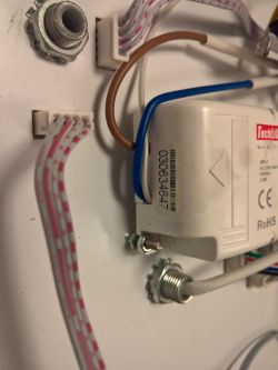 Lampa LED RBP + 3 żarówki + sterownik. Jak podłączyć. Dlaczego mruga?