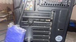 Tył obudowy komputera z kilkoma podłączonymi kablami, w tym HDMI.