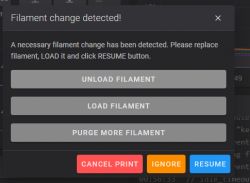 Wyświetlony komunikat informujący o zmianie filamentu w drukarce 3D z przyciskami do zarządzania procesem.