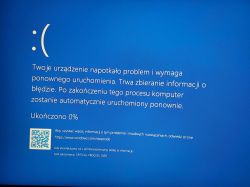 Zrzut ekranu błędu Bluescreen na komputerze z kodem CRITICAL PROCESS DIED.