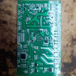 Obraz zielonej płytki drukowanej z widocznymi elementami elektronicznymi i połączeniami.