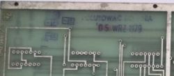 Zbliżenie płytki PCB z białymi ścieżkami i stemplami z datą „05 WRZ 1979”
