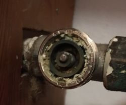 Zdjęcie starych gwintów na rurze w instalacji grzewczej.