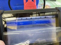 Diagnostyczny ekran z komunikatami błędów samochodu Renault Megane IV