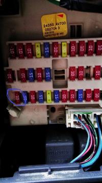 Nissan Primera P12 - Funkcja bezpiecznika 10A w dolnym lewym rogu