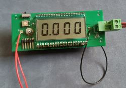 Płytka PCB z dużym wyświetlaczem LCD pokazującym 0.000 oraz złączami i przewodami