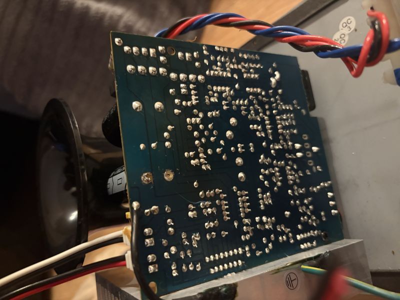 Widok dolnej strony płytki PCB z wieloma punktami lutowniczymi