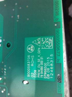 Zbliżenie na zieloną płytkę PCB z etykietą „9000550677” i nadrukiem „ROHS”