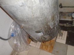 Funkcja mosiężnego zaworka i manometru w zbiorniku hydroforowym