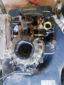 Zbliżenie na silnik kosiarki Briggs & Stratton Quattro 40 z problematyczną regulacją obrotów i przepustnicą.