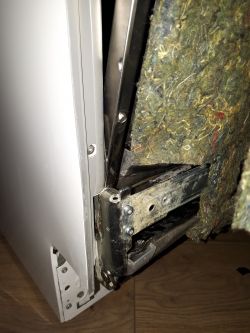 Jak zamontować drzwi w zmywarce Beko DIN5834 do zabudowy?