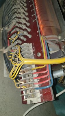 Zbliżenie na transformator Siemens z widocznymi kolorowymi przewodami.