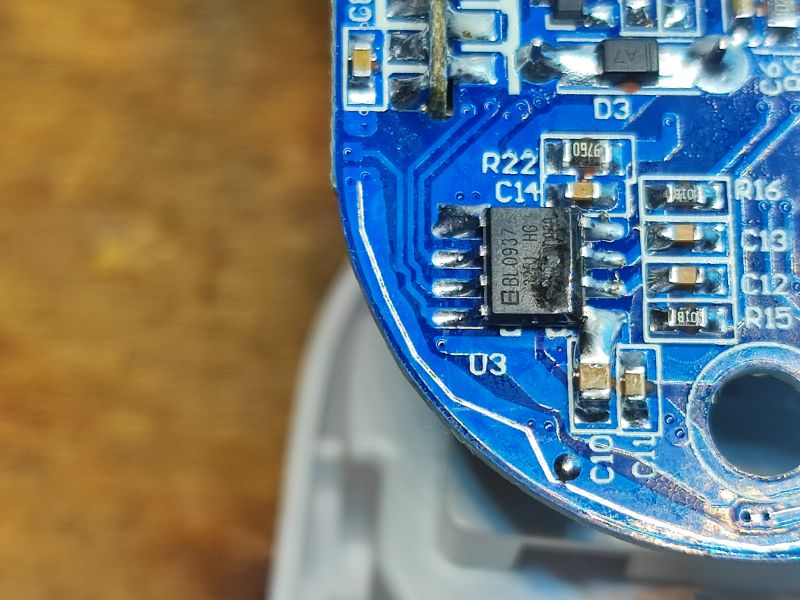 Zbliżenie na płytkę drukowaną z układem scalonym BL0937.