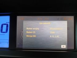 Ekran radia Citroena C4 Picasso 2008 z informacjami systemowymi.