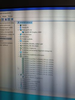 Ekran menedżera urządzeń w systemie Windows pokazujący zainstalowane urządzenia, w tym kartę graficzną Intel HD Graphics 4600.