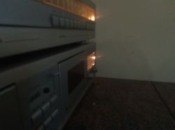 Zbliżenie na wieżę stereo z delikatnie świecącymi wskaźnikami