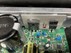 Bieżnia błąd 05 silnik buczy i ledwo rusza, działa przez 3 sekundy. Z akumulatora 18V jest ok.