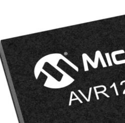Czarny mikrokontroler z logo Microchip i oznaczeniem AVR128DA28.